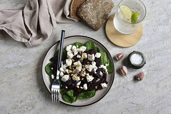 Sprinkle the salad with toasted nuts on top, pepper to taste and sprinkle with a little truffle oil, it will give the salad charm and light piquancy.