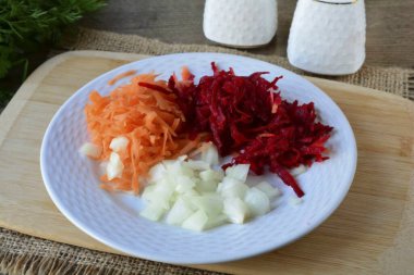 Kızartma için havuç ve pancar rendele, soğanı rendele..