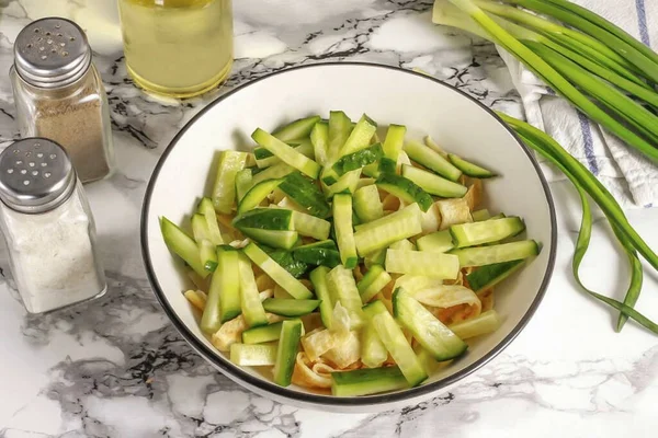 Sciacquare Cetriolo Acqua Tagliare Code Entrambi Lati Del Vegetale Tagliare — Foto Stock