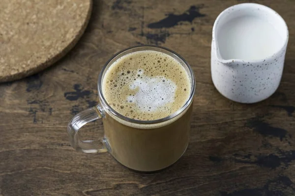 Versare Caffè Una Tazza Aggiungere Latte Schiumato Leggermente Riscaldato — Foto Stock