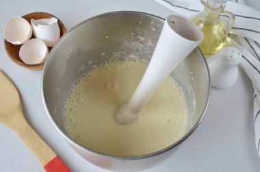 Daldırma karıştırıcısı ya da mikserle, pürüzsüz olana kadar birleştirin ki hiç un parçası kalmasın. Kırbaçlama işlemi sırasında, birkaç çorba kaşığı bitkisel yağ koyun, krepler daha fazla plastik olacak ve tavaya yapışmayacak.