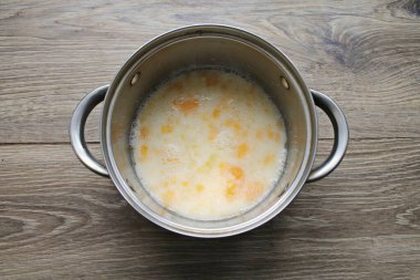 Yumurtaları süte kır ve pürüzsüz olana kadar karıştır.