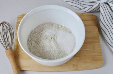 Çavdar ununu tuz, şeker ve kabartma tozuyla karıştır.