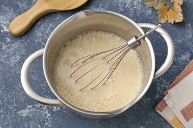 Topuksuz homojen bir hamur almalısın. Hamur oldukça sıvı, kıvamlılığı gözleme gibi..