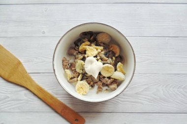 Tavuk ciğeri, kızarmış soğan ve mantarın yanı sıra yumurta sarısını bir kaseye koy. Tuz, biber..