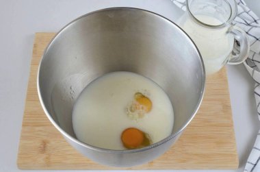 Şeker, tavuk yumurtası ve sütün yarısını uygun bir kaba koy. Biraz çırp..