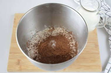 Un, kakao ve bir tutam tuz ekle. Malzemeleri çırpmayla birleştir. Küçük bir miktar sütle, hamuru homojen yapmak ve topaklardan kurtulmak daha kolaydır..