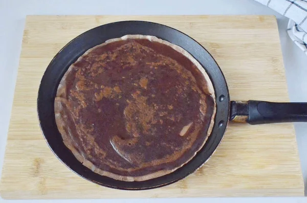 非スティックフライパンを加熱します 潤滑する必要はありません パンケーキの打者の半分の鍋を注ぐ 1分間炒める パンケーキを反転し 反対側を少し炒めます — ストック写真