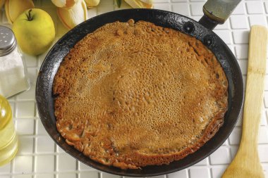 Sonra önceden ısıtılmış tavada bir dakika boyunca çikolatalı krep pişir..