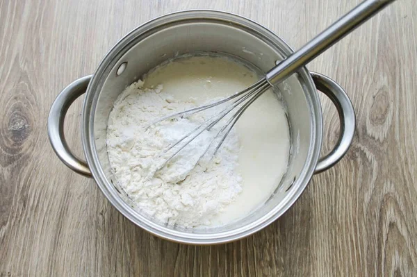 Mehl Mit Backpulver Mischen Und Die Milchmasse Sieben — Stockfoto