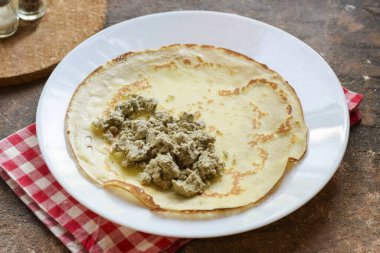 Bitmiş krepleri bir tabağa yerleştir, halkayı ayır..