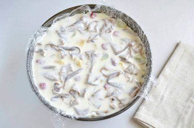 Her şeyi kremayla doldur ki sızdırsın ve poşetlerin arasına bir sonraki adım için iki ya da üç kaşık krema bırak..