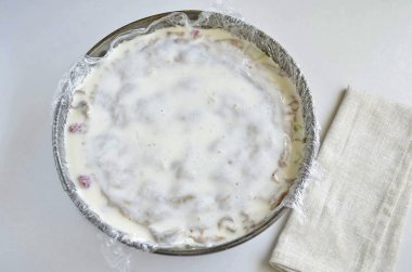 Tamam, şimdi pastayı 8-10 saatliğine buzdolabına gönder..