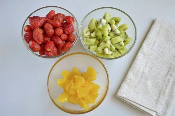 Prepare Frutas Bagas Lave Descasque Quivi Laranja Corte Quivi Fatias — Fotografia de Stock
