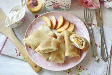 Lezzetli, güzel kokulu, şeftali aromalı krepler hazır. Kokulu ve şaşırtıcı bir şekilde lezzetli, daha az yumuşak ve sulu olmayan bir dolgu. Bu harika, kahvaltı için bağımsız bir yemek ya da öğleden sonra atıştırmalığı. Süzme peynirli krep - basit ve 