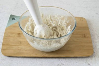 Hindistan cevizi kestanesi, tatlandırıcı, limon suyu, bir tutam tuz ve vanilya özü ile blender ile birlikte öğütülmüş yeşil karabuğday..