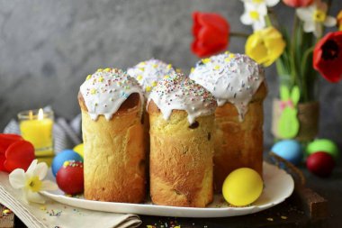 Makarnayı soğutalım, krema ve şekerle süsleyelim. Jöle senin zevkine göre seçer: protein, çikolata ya da jelatin üzerine şeker. Afiyet olsun.!