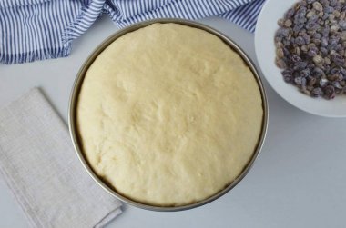 Bir saat sonra hamur çok iyi yükselecek. Tam olarak üç kat artacak..