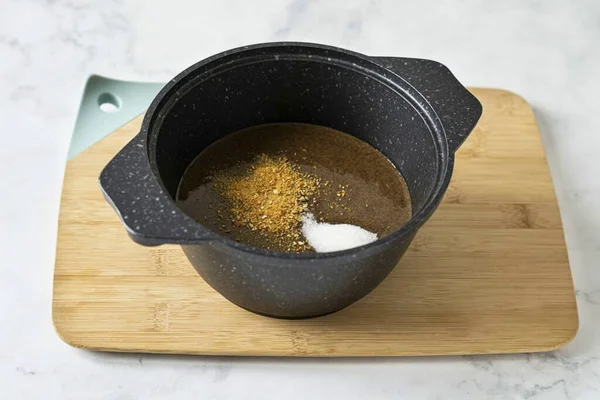 発酵した塊を鍋に移し 砂糖と塩を味に加えます 10分間中火で沸騰し 絶えず攪拌する — ストック写真