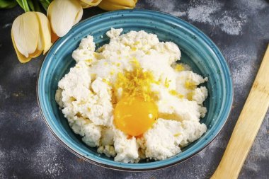 Limondan, lezzeti süzme peynir için doğrudan konteynıra rendele..