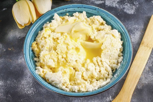 Tereyağını Mikrodalgada Banyosunda Hafifçe Erit Konteynıra Dökün Tereyağını Margarinle Değiştirmek — Stok fotoğraf