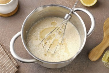 Sodayı limon suyuyla söndürün ve hemen karıştırın. Yağı dök..