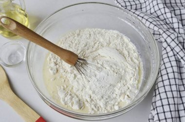 Un ekleyin, kabartma tozu ekleyin, hamur çırpın ki topaklar kaybolsun..