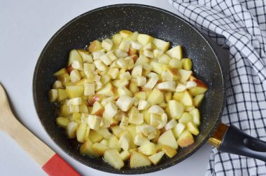 Muzları küp küp doğra. Elmalara ekle.