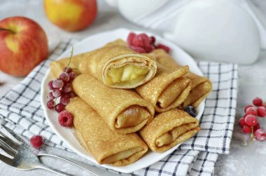 Narin, tatlı ve çok güzel kokulu, muzlu karamelli elmalar sayesinde. Not al! Afiyet olsun.!