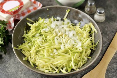 Kabağa ince doğranmış soğan ve sarımsak ekle..