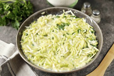 Dolguyu sebze ve peynirle dolu bir kaba dök, her şeyi iyice karıştır. Benim peynirim tuzluydu, bu yüzden tuz eklemedim, zevkinize göre hareket ediyorsunuz..