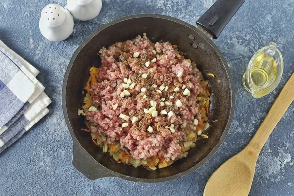 Tadına kıyma, sarımsak, tuz ve baharat ekleyin..