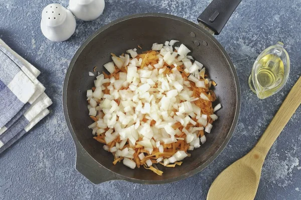 Aqueça Óleo Uma Frigideira Coloque Cebola Picada Cenoura Ralada Refogue — Fotografia de Stock