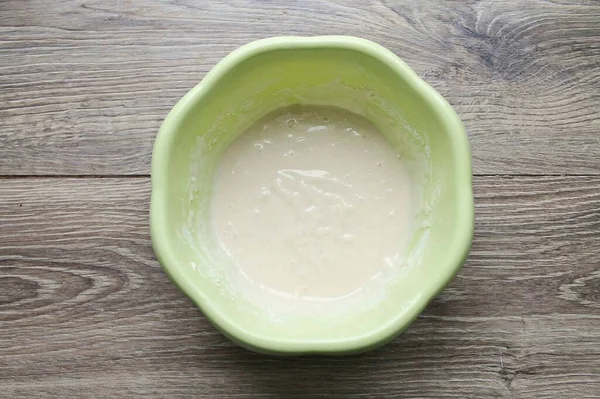 Míchejte Mléko Vejce Sůl Cukr Mouku Prášek Pečiva Hladkého Nalijte — Stock fotografie