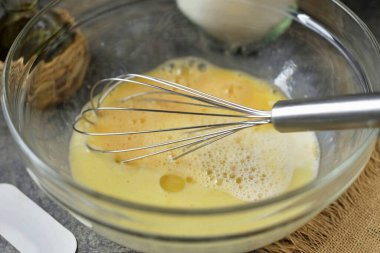 Süt ve sebze yağını dökerek sıvı maddeleri yenmeye devam ediyor..