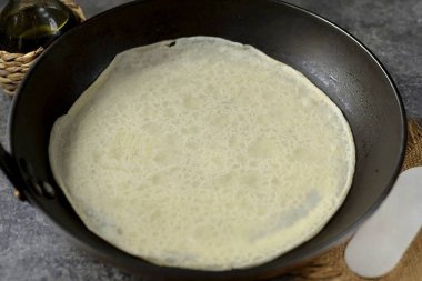 İlk krepten önce tavayı sebze yağıyla yağla, eksik bir hamur kepçesinin üzerine dök ve krepleri her iki tarafta pişene kadar orta ya da düşük ısıda pişir. Kızarmamış krep istiyorsan 30 saniye yeter..