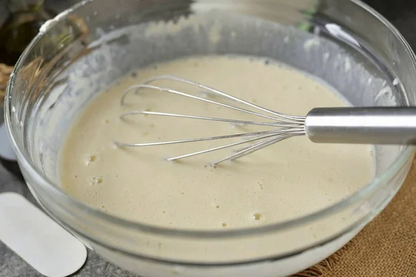 Despeje Farinha Trigo Peneirada Açúcar Uma Pitada Sal Misture Suavemente — Fotografia de Stock