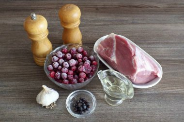 Yaban mersinli haşlanmış jambon yapmak için gerekli tüm malzemeleri hazırlayın..
