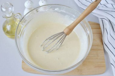 Hamuru çırpıcıyla iyice çırp ki pürüzsüz, tek parça olsun..