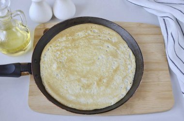 Bir spatula ya da ellerle dön. Diğer tarafta kızartma var..