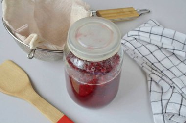 Üç hafta sonra, kavanozu çıkar, daha fazla titreme olmasın. Kevgir ya da peynir bezi hazırla, ikisini de alıyorum..