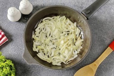 Soğanı tüyler ya da yarım halkalar halinde kes ve yumuşayana kadar kızart..