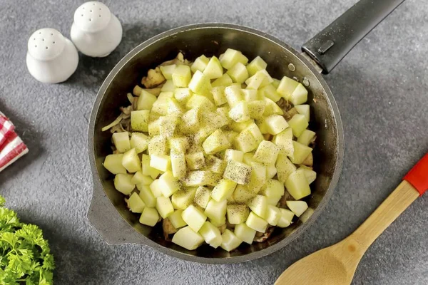 Sonra dilimlenmiş kabak, tuz ve biber ekleyin. Tatmak için her şeyi..