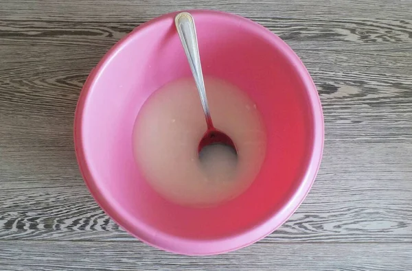 Öntsön 130 Tálba Meleg Víz Adjunk Hozzá Élesztőt Gramm Cukrot — Stock Fotó