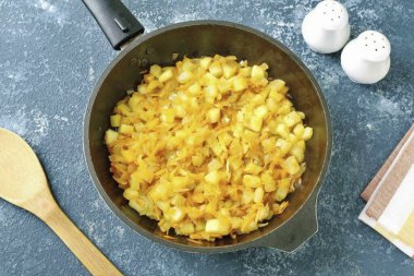 Sebze güveci ara sıra 5 dakika boyunca karıştırılır..