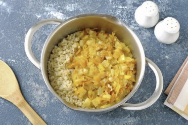 Bulgur ve tavanın içeriğini birleştir.