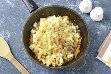 Küçük küplere kesilmiş kabak ve dolma biber ekle. Biber ve tuz..