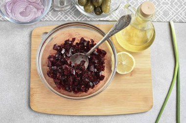 Pancarları soy ve küçük küplere böl. Hardalla karıştır, biraz tuz ve bir kaşık dolusu yağla mevsimi karıştır, böylece pancarlar yemeğin geri kalanını daha az boyayacaktır..