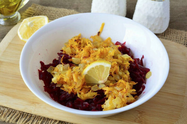 Посыпать салат лимонным соком, солью и перцем по вкусу. Перемешать. Немедленно подайте готовый салат на стол..