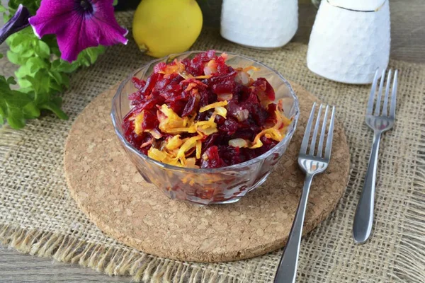 Pentru Diversifica Meniul Pregătiți Salată Delicioasă Sănătoasă Sfeclă Roșie Suc Imagini stoc fără drepturi de autor